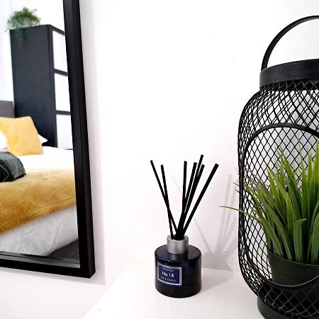 Stylish 2 Bed Apartment With Free Parking, Speed Wifi, Free Parking 科尔切斯特 外观 照片