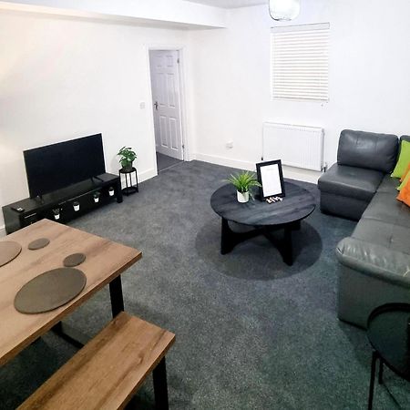 Stylish 2 Bed Apartment With Free Parking, Speed Wifi, Free Parking 科尔切斯特 外观 照片