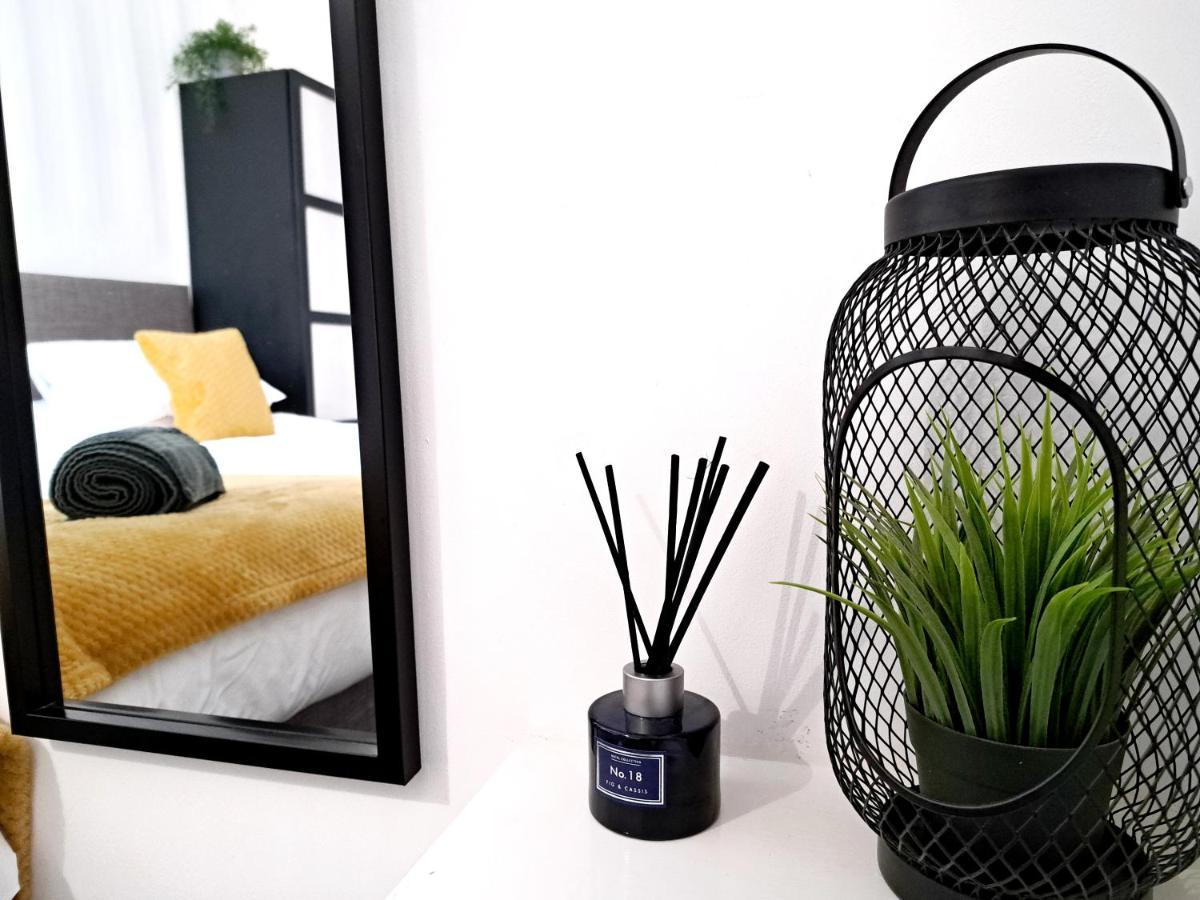 Stylish 2 Bed Apartment With Free Parking, Speed Wifi, Free Parking 科尔切斯特 外观 照片