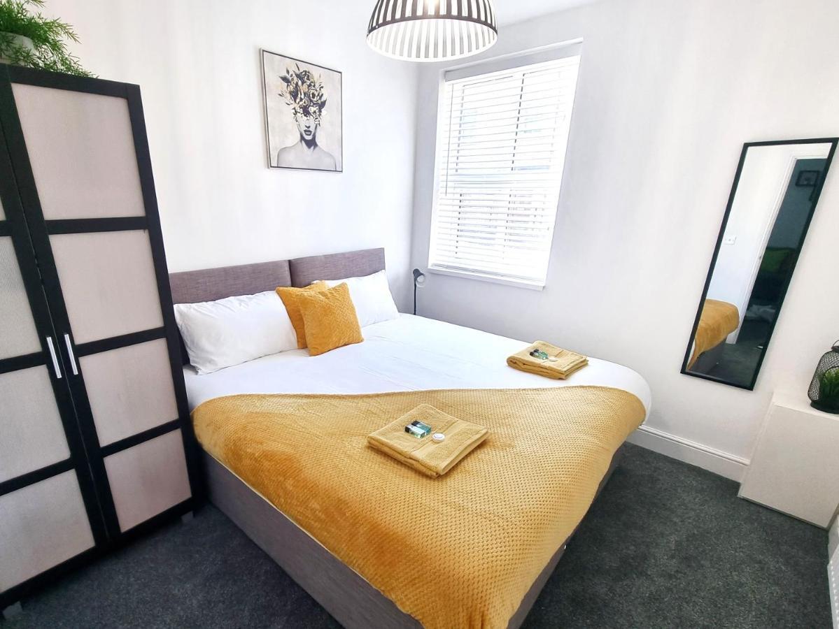 Stylish 2 Bed Apartment With Free Parking, Speed Wifi, Free Parking 科尔切斯特 外观 照片