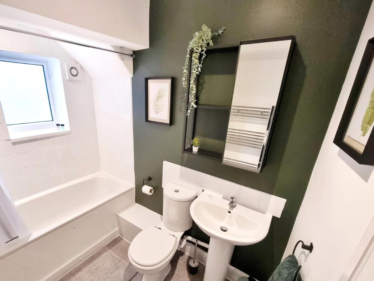 Stylish 2 Bed Apartment With Free Parking, Speed Wifi, Free Parking 科尔切斯特 外观 照片
